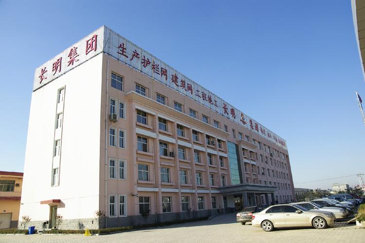 公司,經(jīng)過了7300多天的日夜奮進(jìn),20年的蓬勃發(fā)展,農(nóng)家院為車間,家族